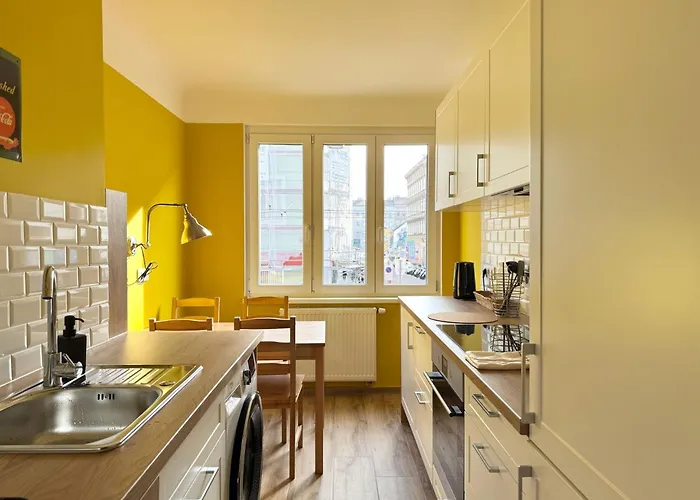 Newly Renovated At Yppenplatz *
